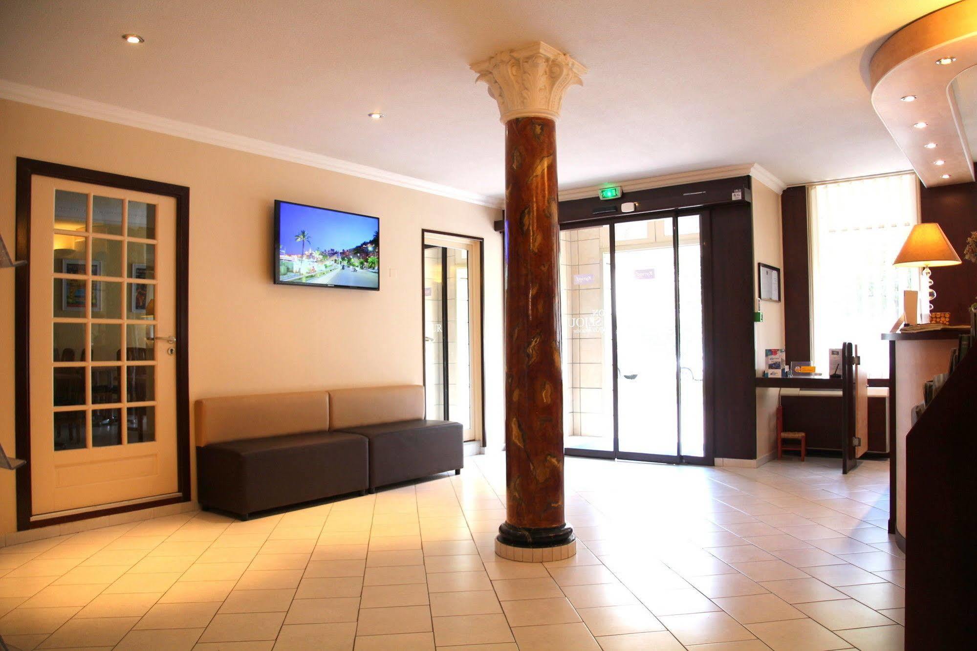 Riviera Hotel